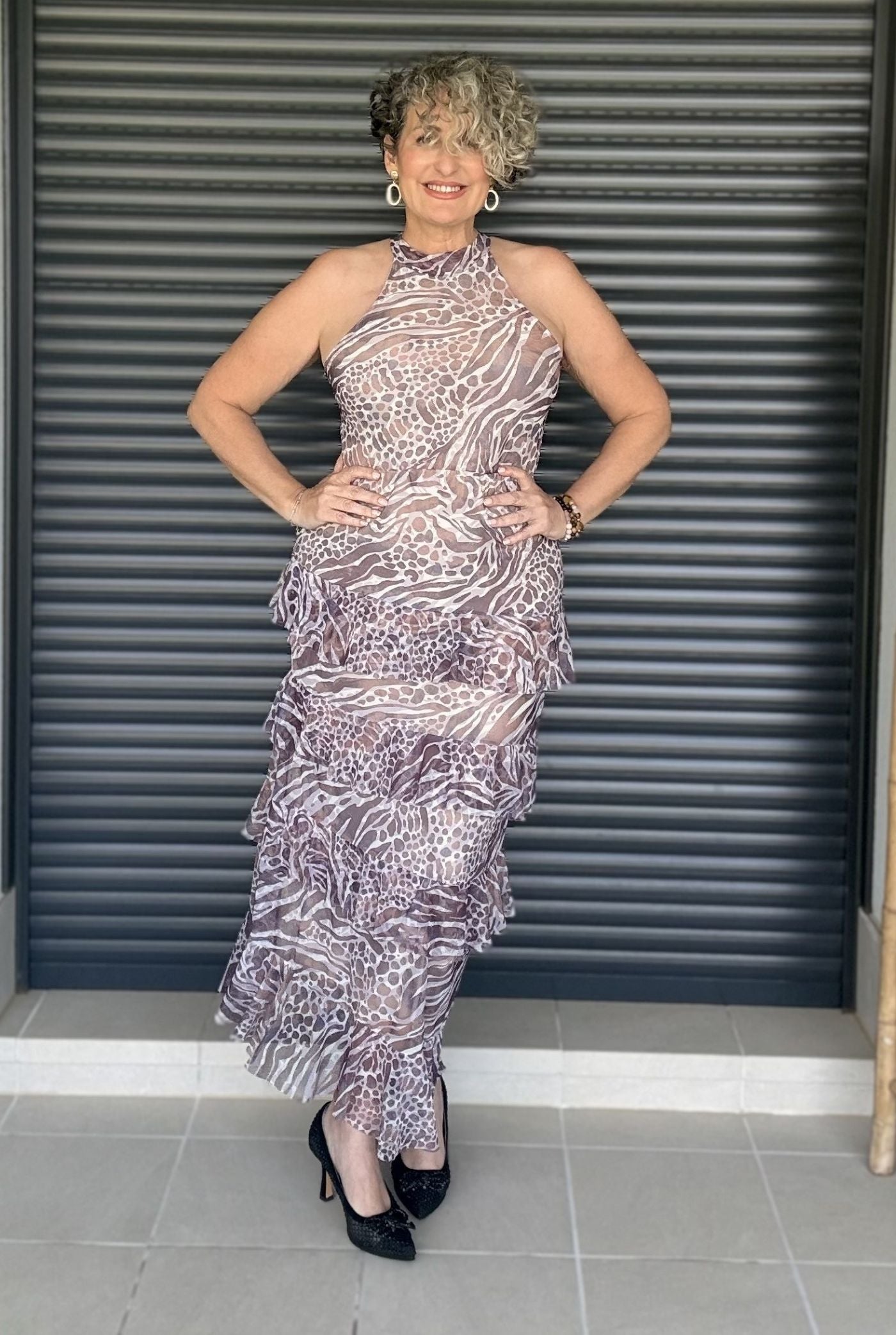 Vestido tul animal print malva y topo cuello halter con volantes