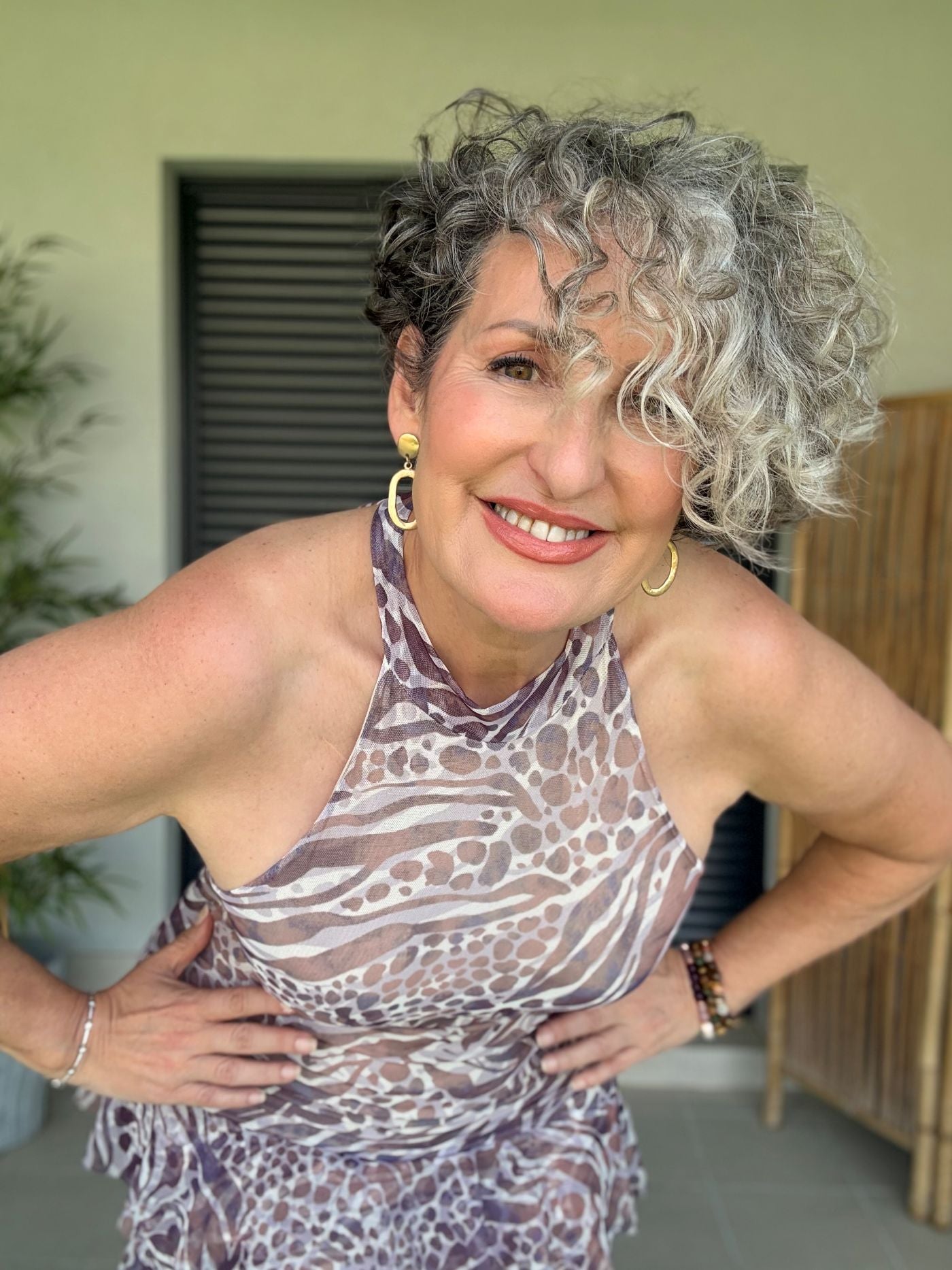 Vestido tul animal print malva y topo cuello halter con volantes