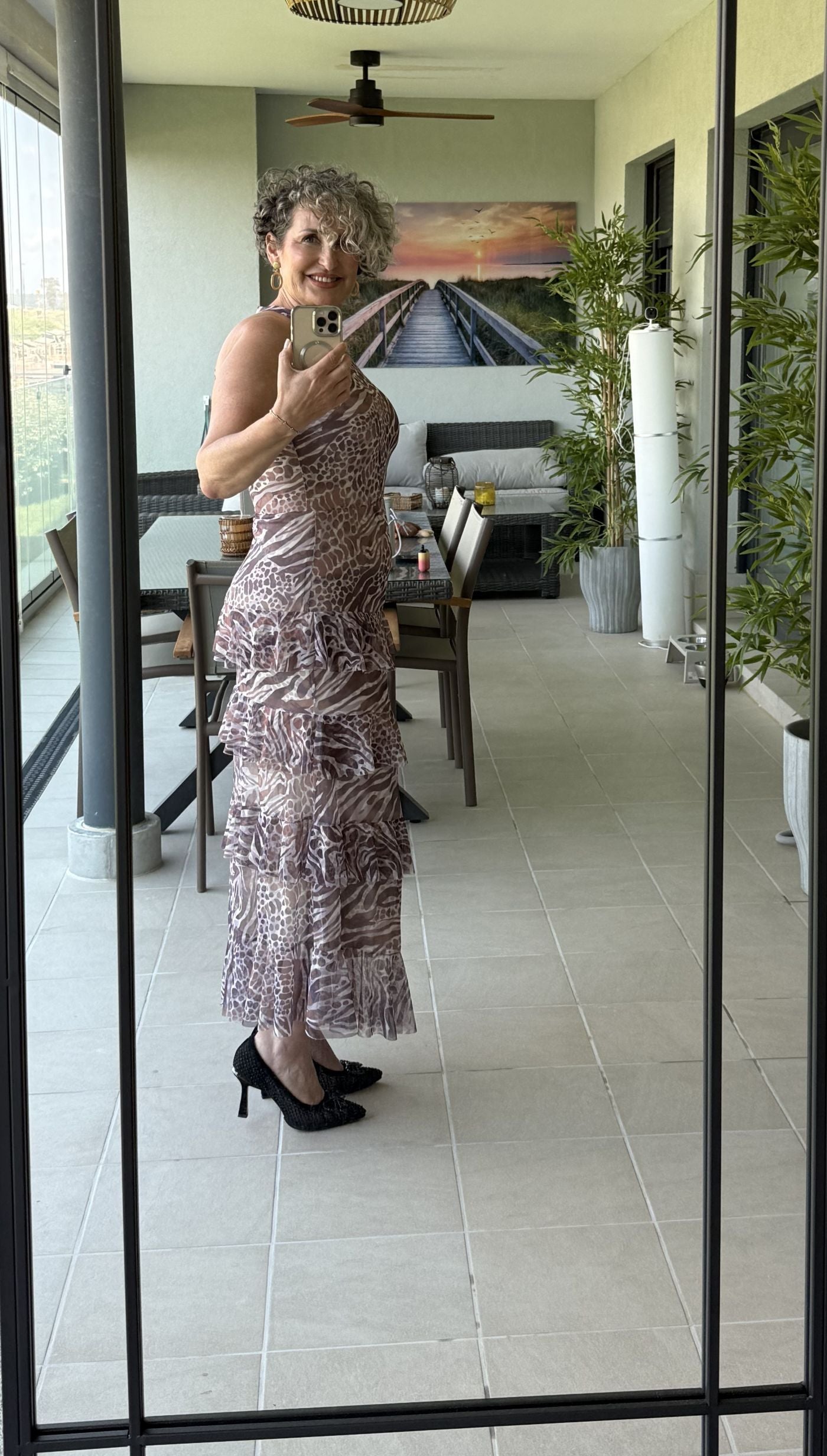 Vestido tul animal print malva y topo cuello halter con volantes