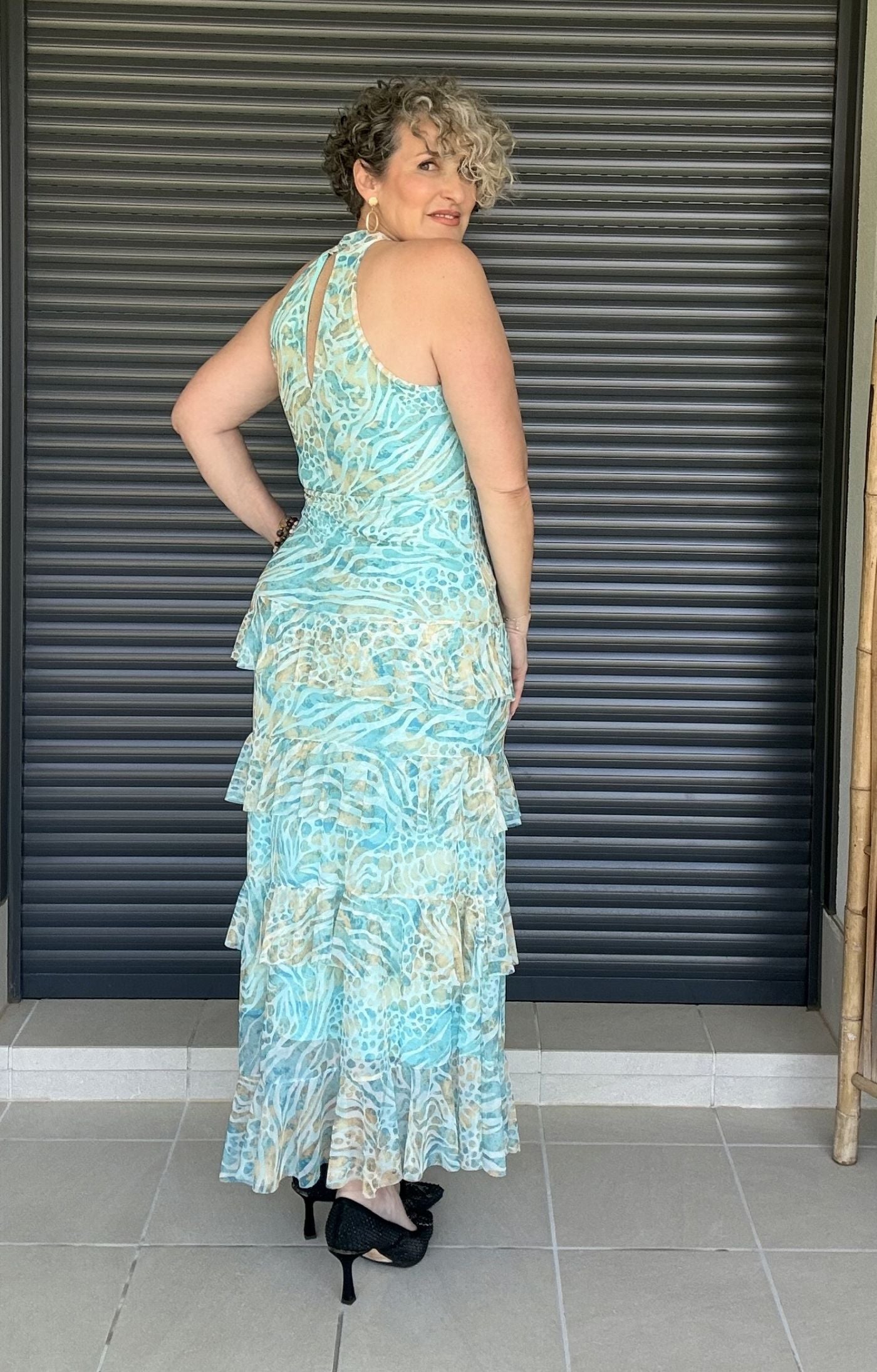 Vestido tul estampado verde cuello halter con volantes