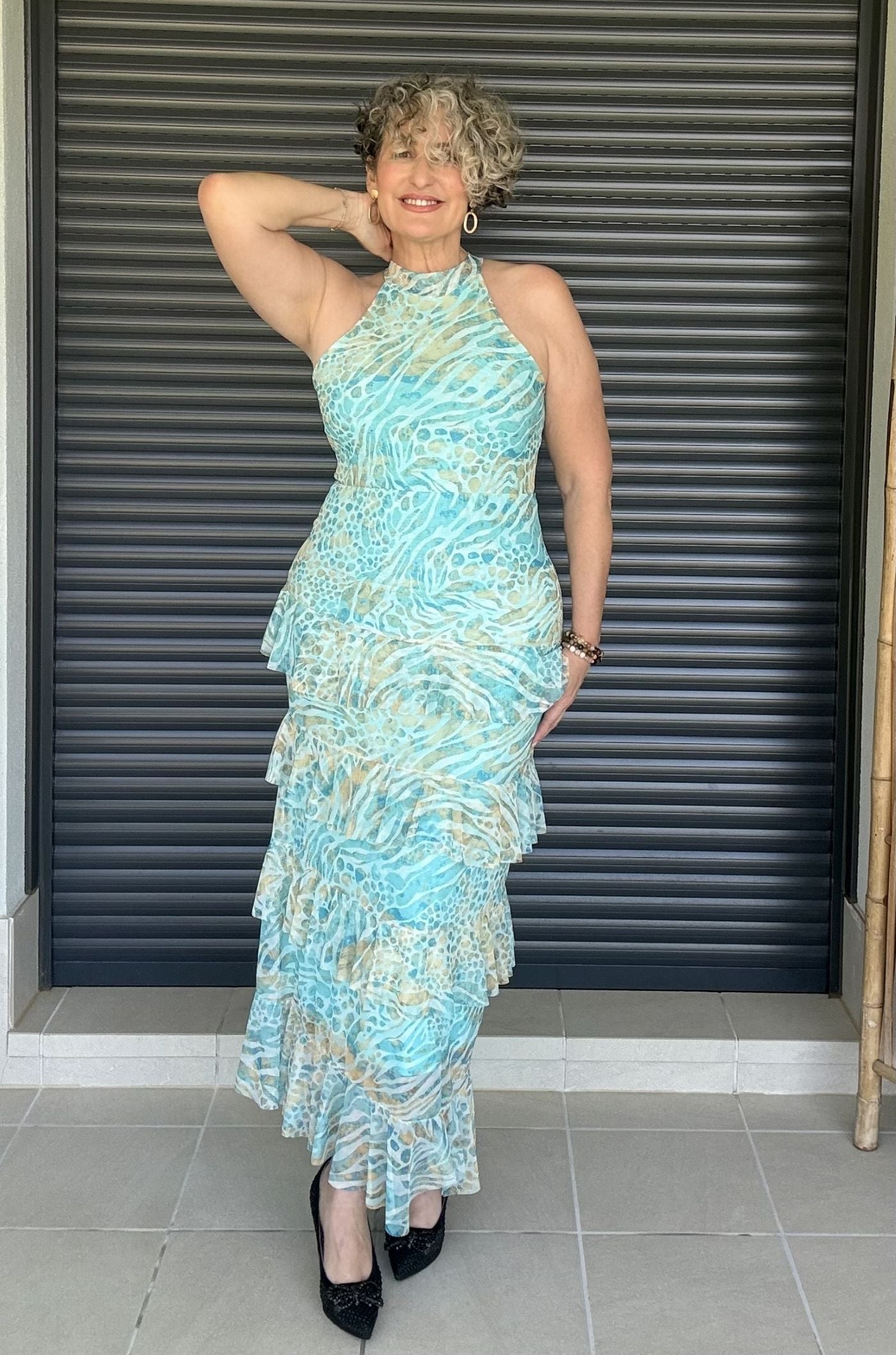 Vestido tul estampado verde cuello halter con volantes