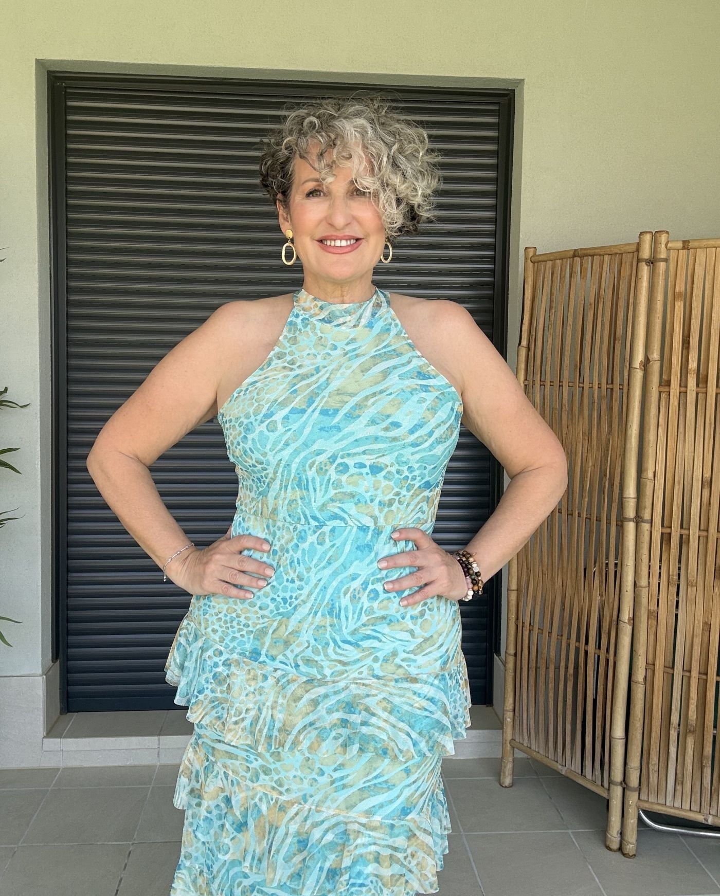 Vestido tul estampado verde cuello halter con volantes