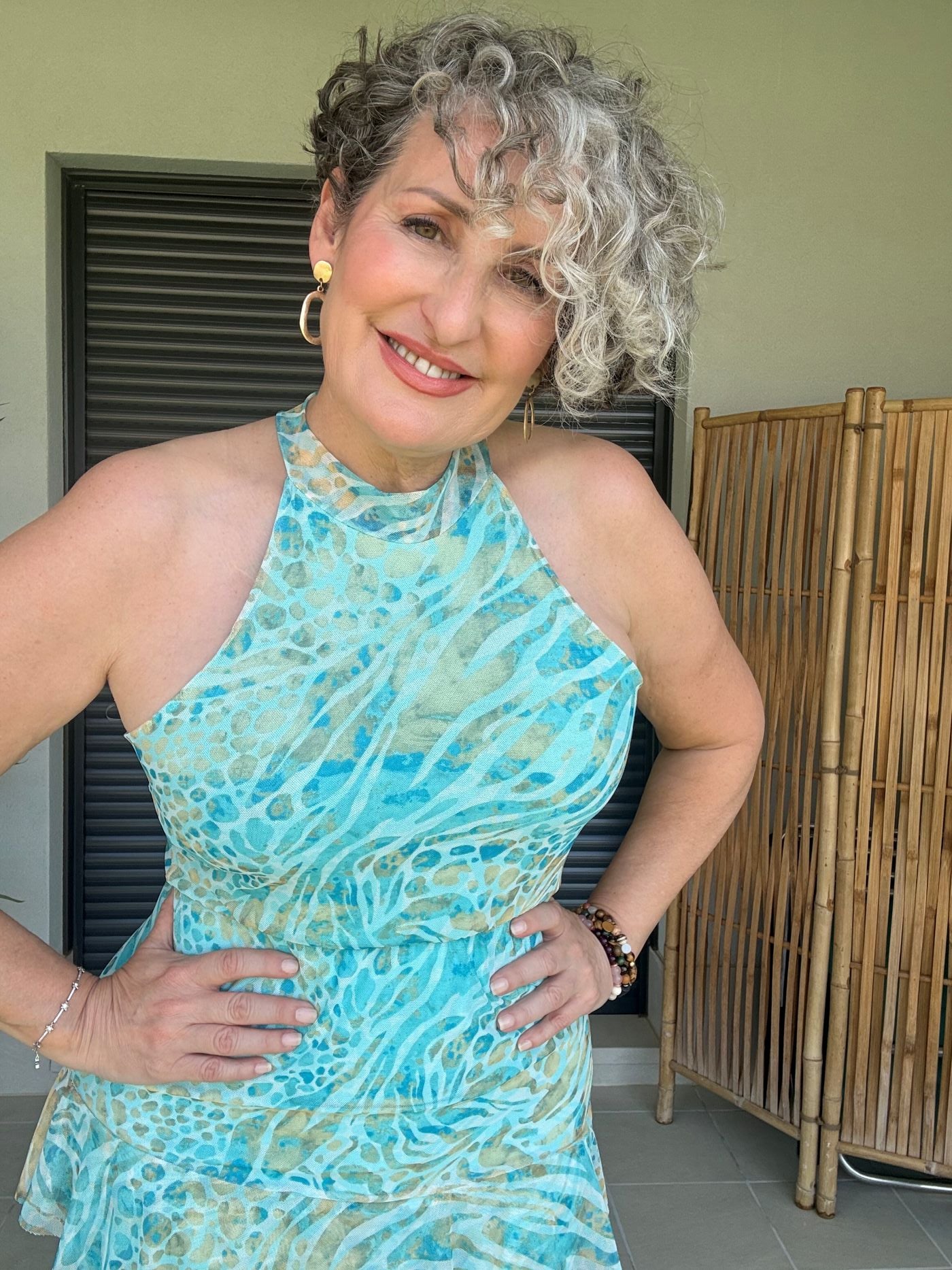 Vestido tul estampado verde cuello halter con volantes