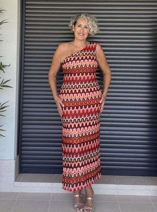 Sonia lleva el vestido asimétrico multicolor.