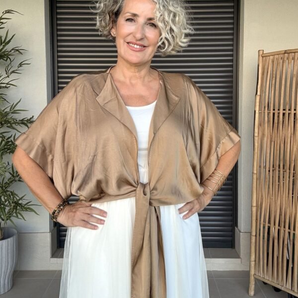 Camisa Camel satinada multiposición