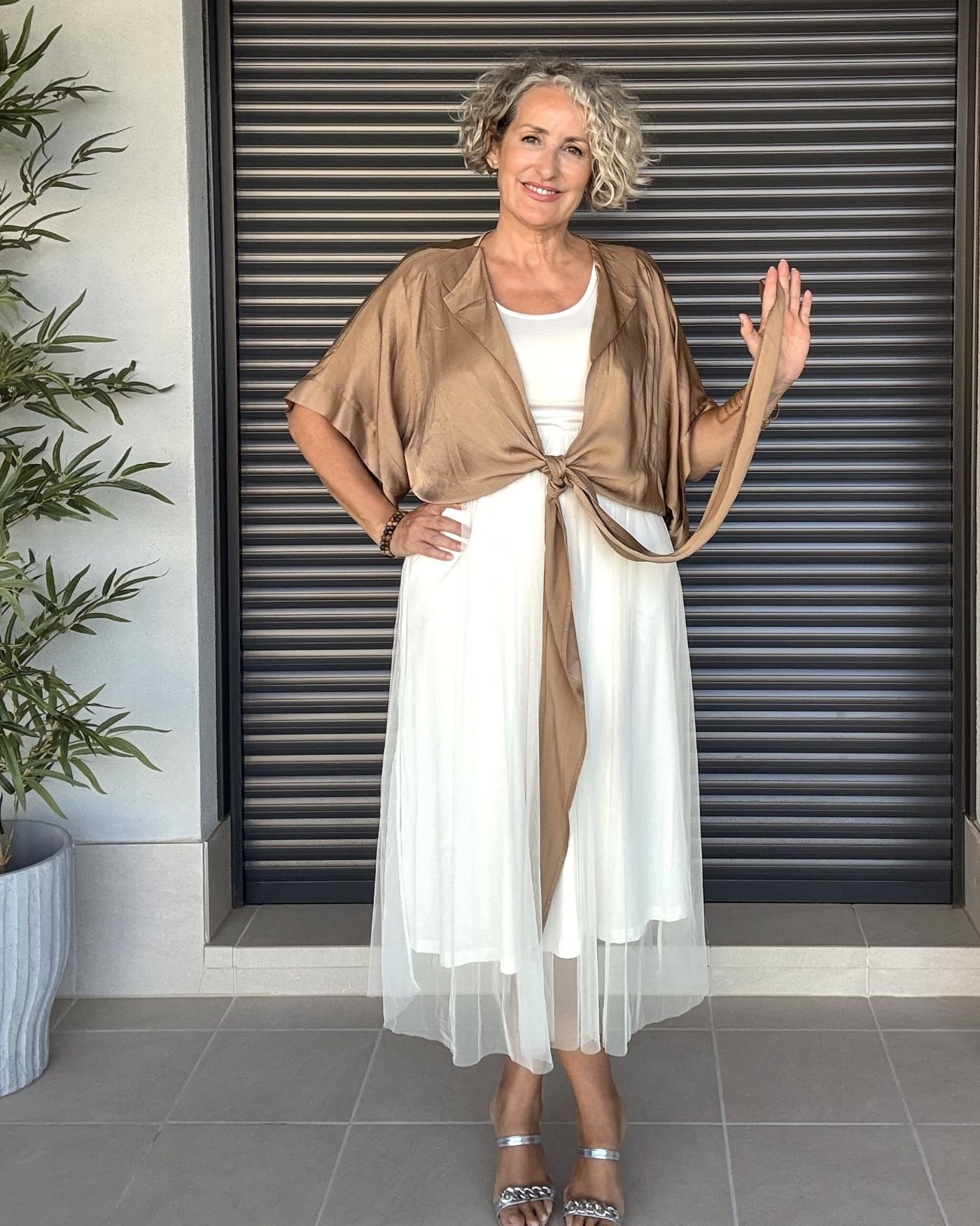 Camisa Camel satinada multiposicion