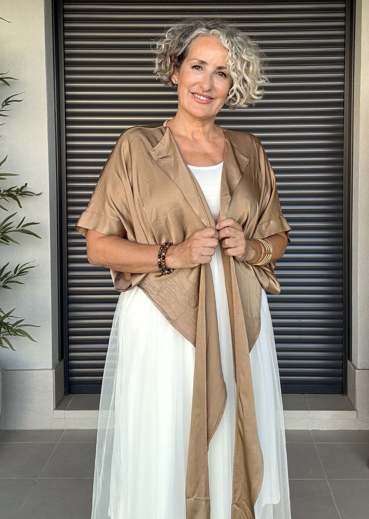 Camisa Camel satinada multiposicion