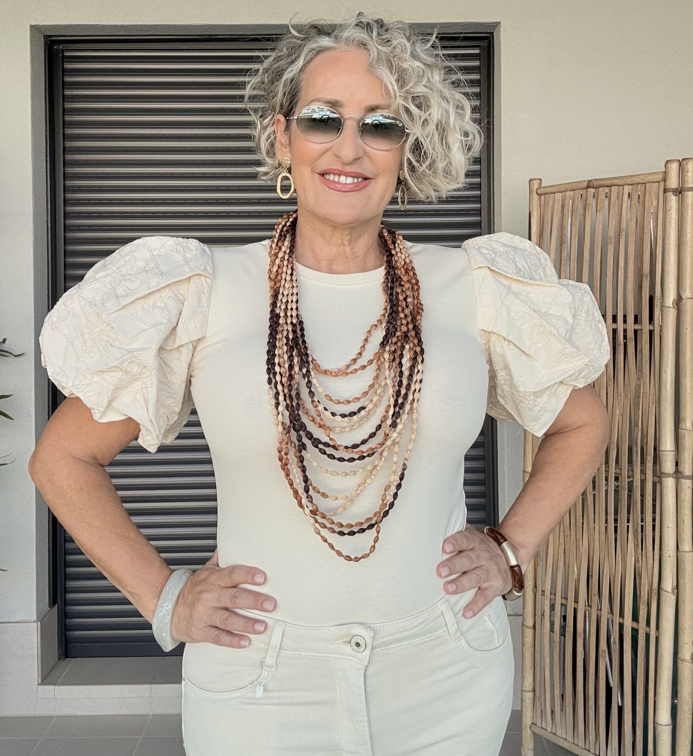 Camiseta beige mangas abullonadas.