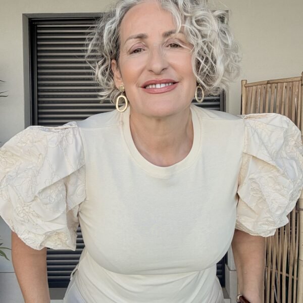 Camiseta beige mangas abullonadas Camiseta beige mangas abullonadas