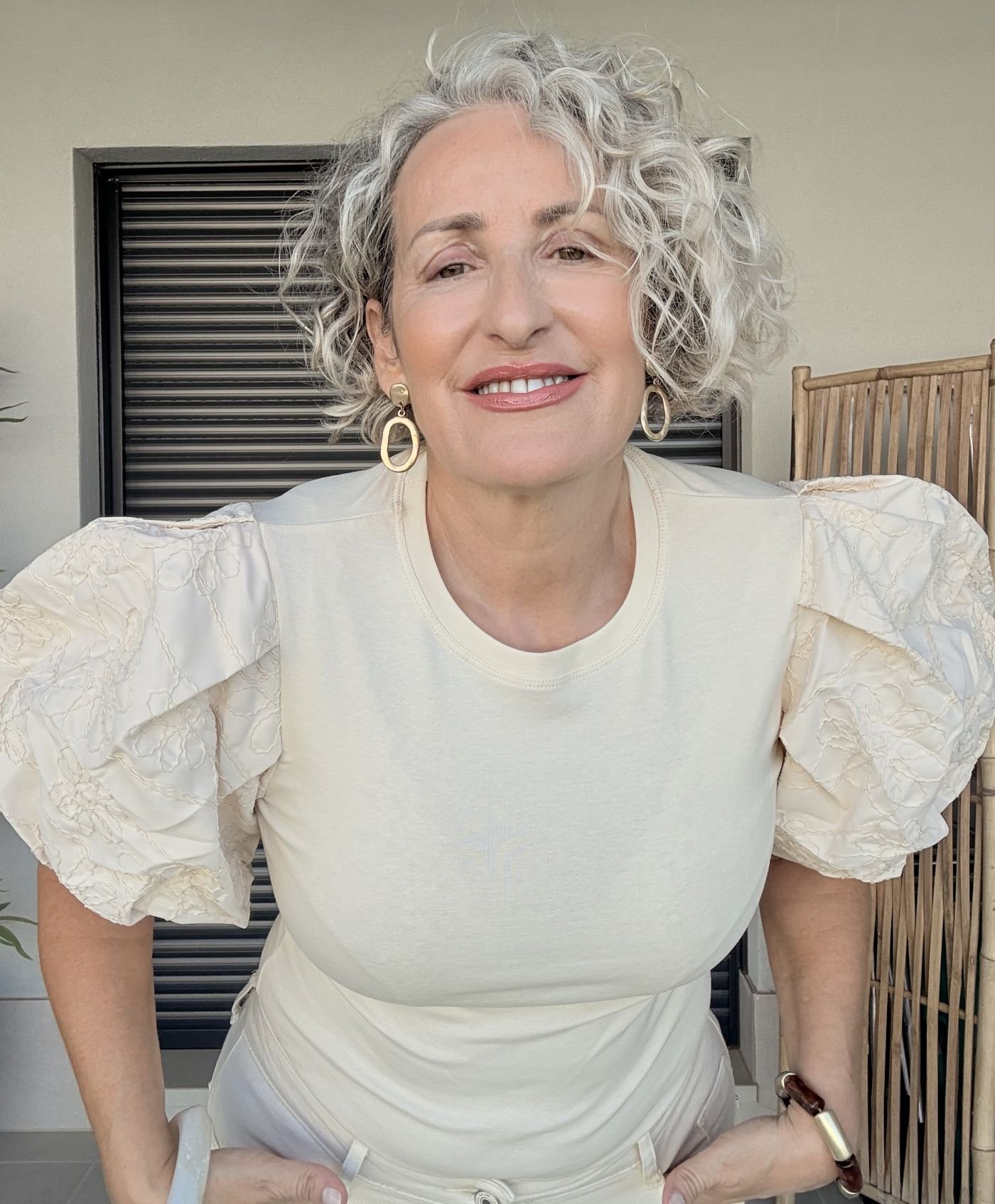 Camiseta beige mangas abullonadas