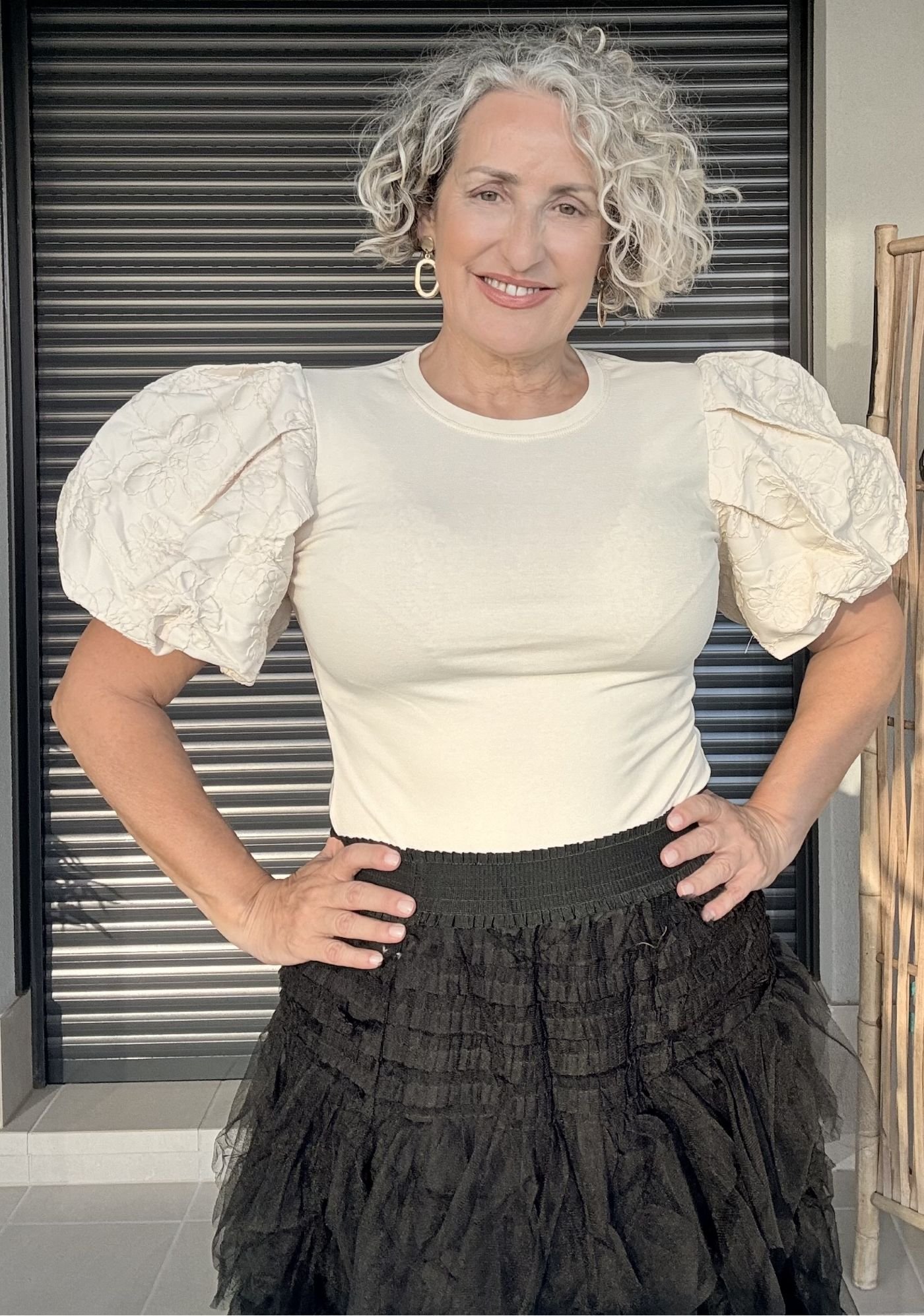 Camiseta beige mangas abullonadas