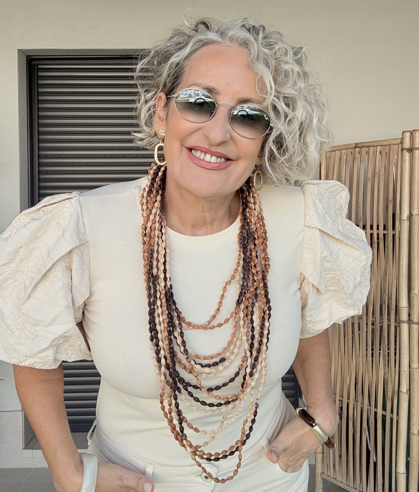 Camiseta beige mangas abullonadas.