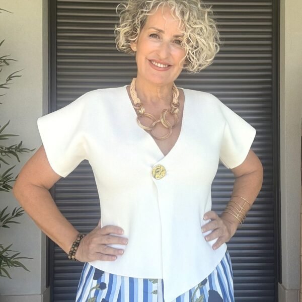 Chaqueta blanca botón dorado