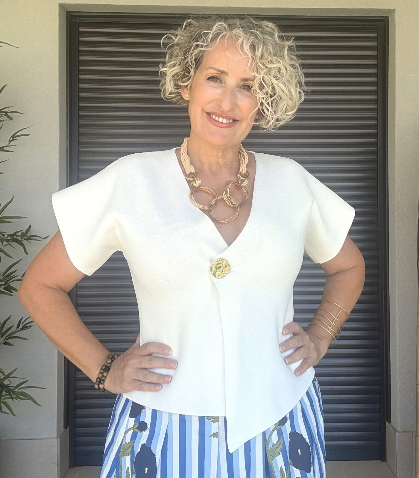 Chaqueta blanca botón dorado