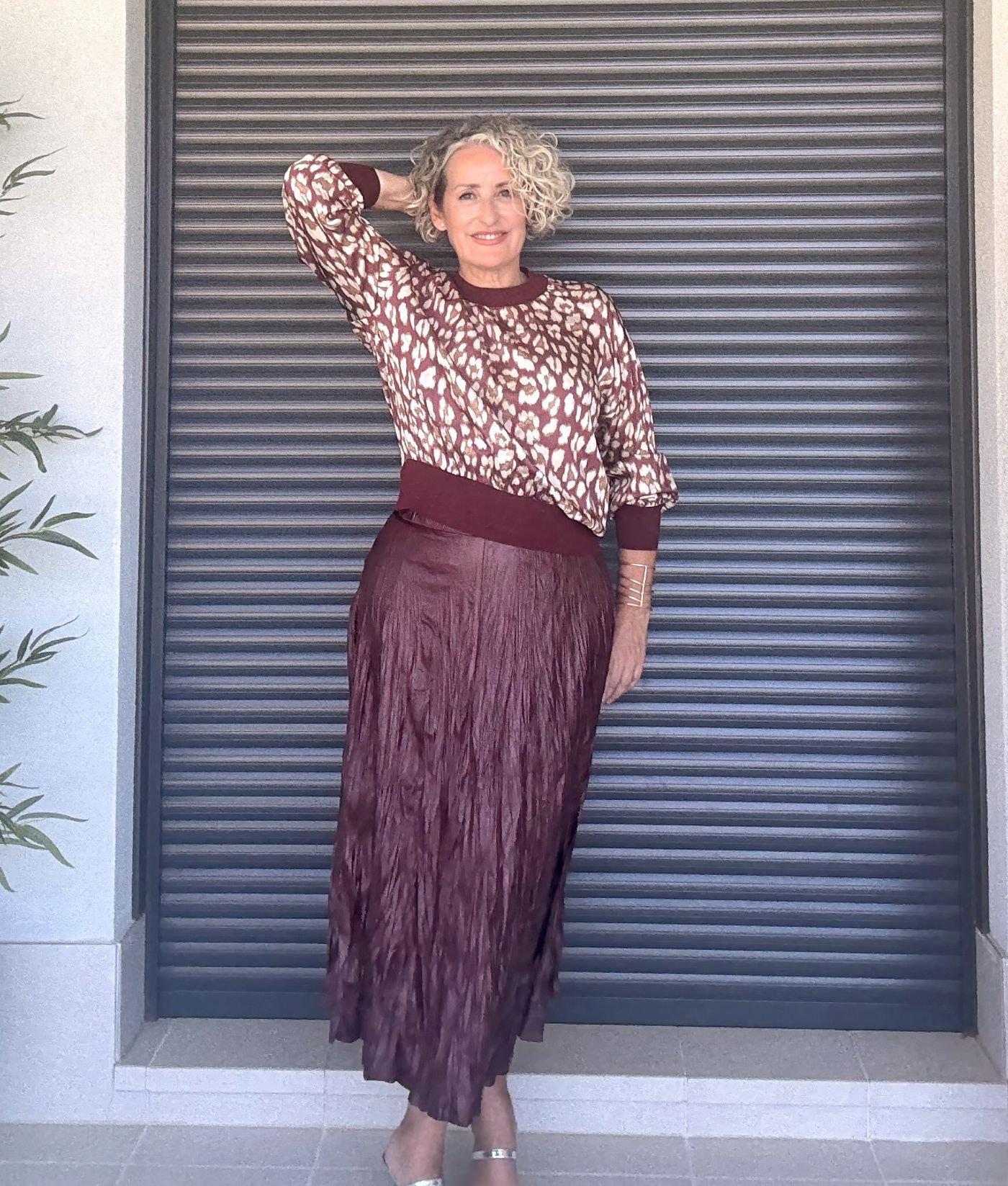 falda efecto piel burdeos