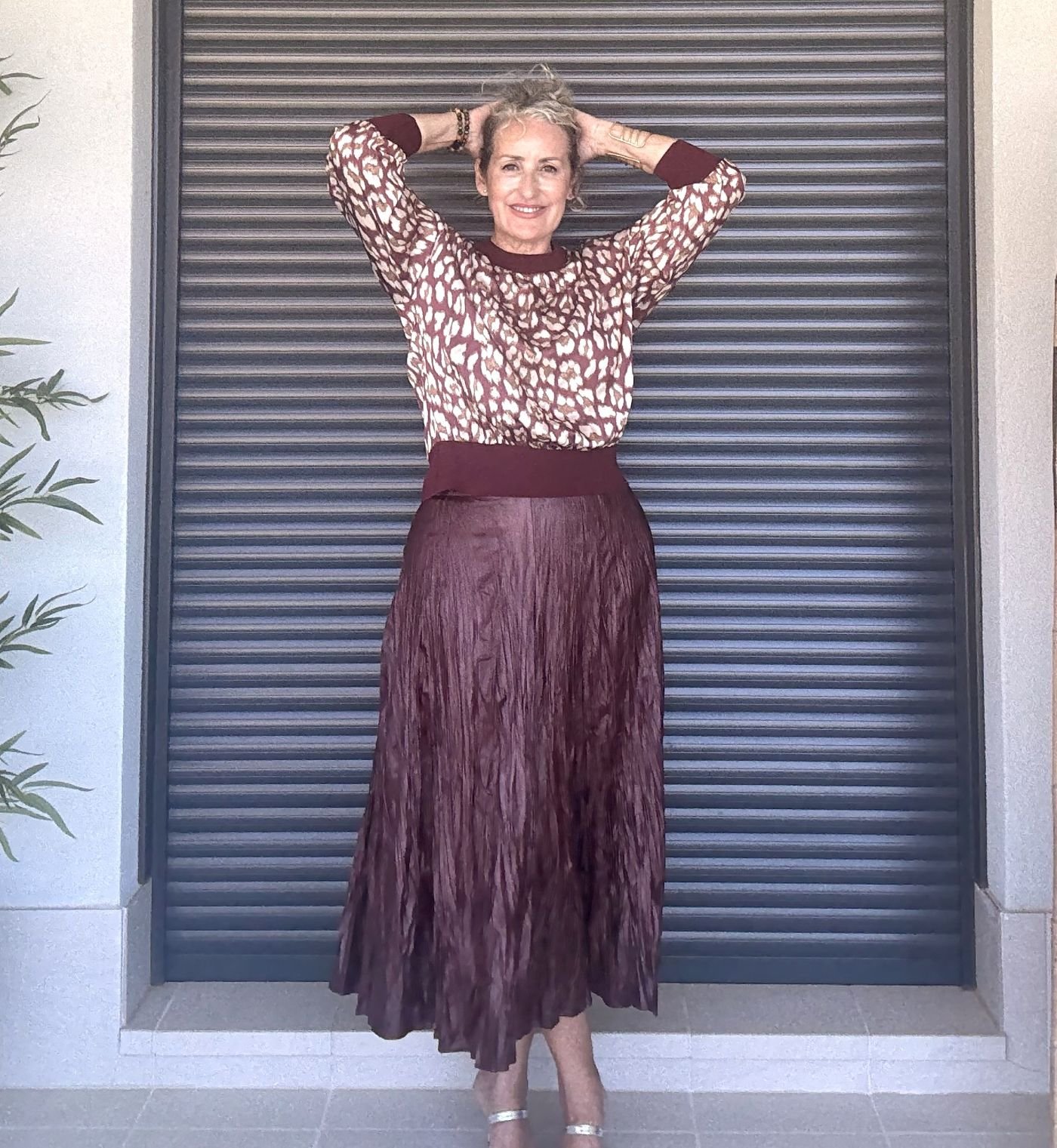 Falda efecto piel burdeos