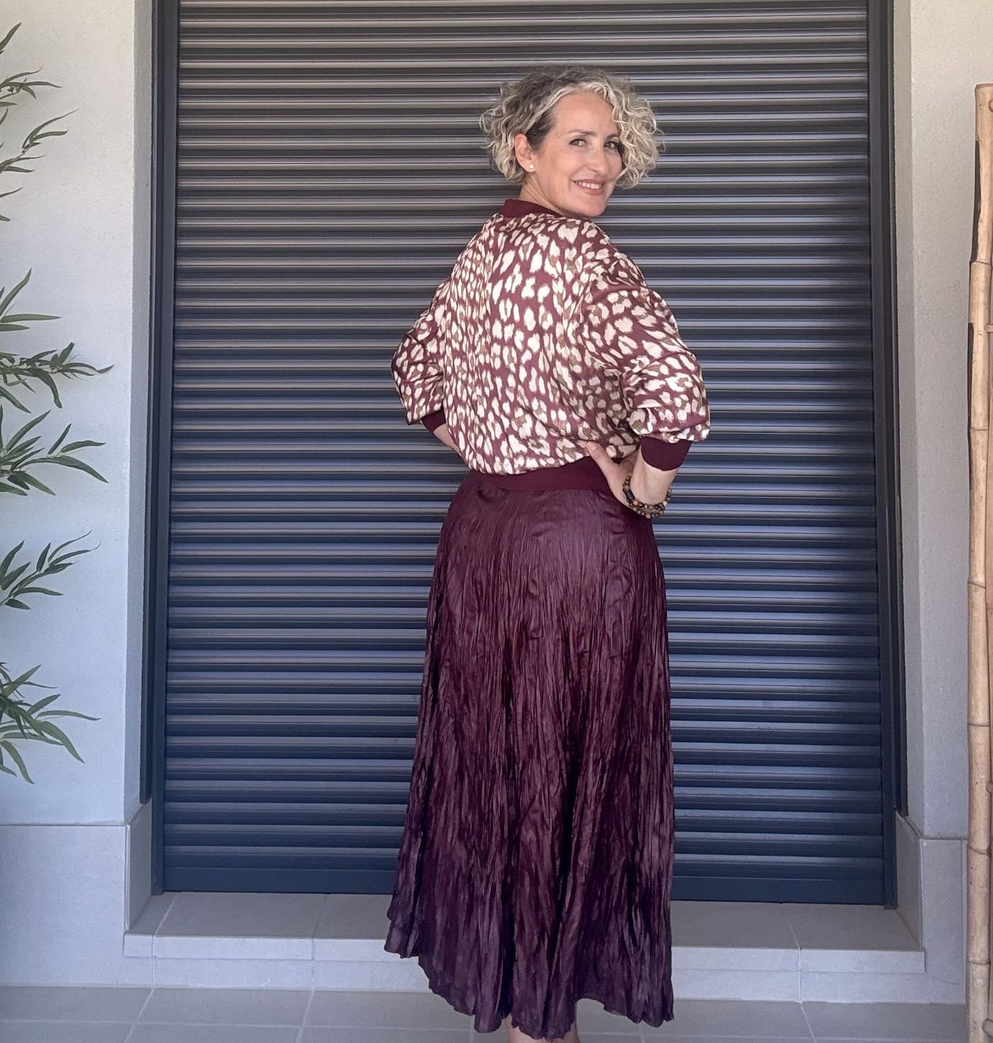 Falda efecto piel burdeos