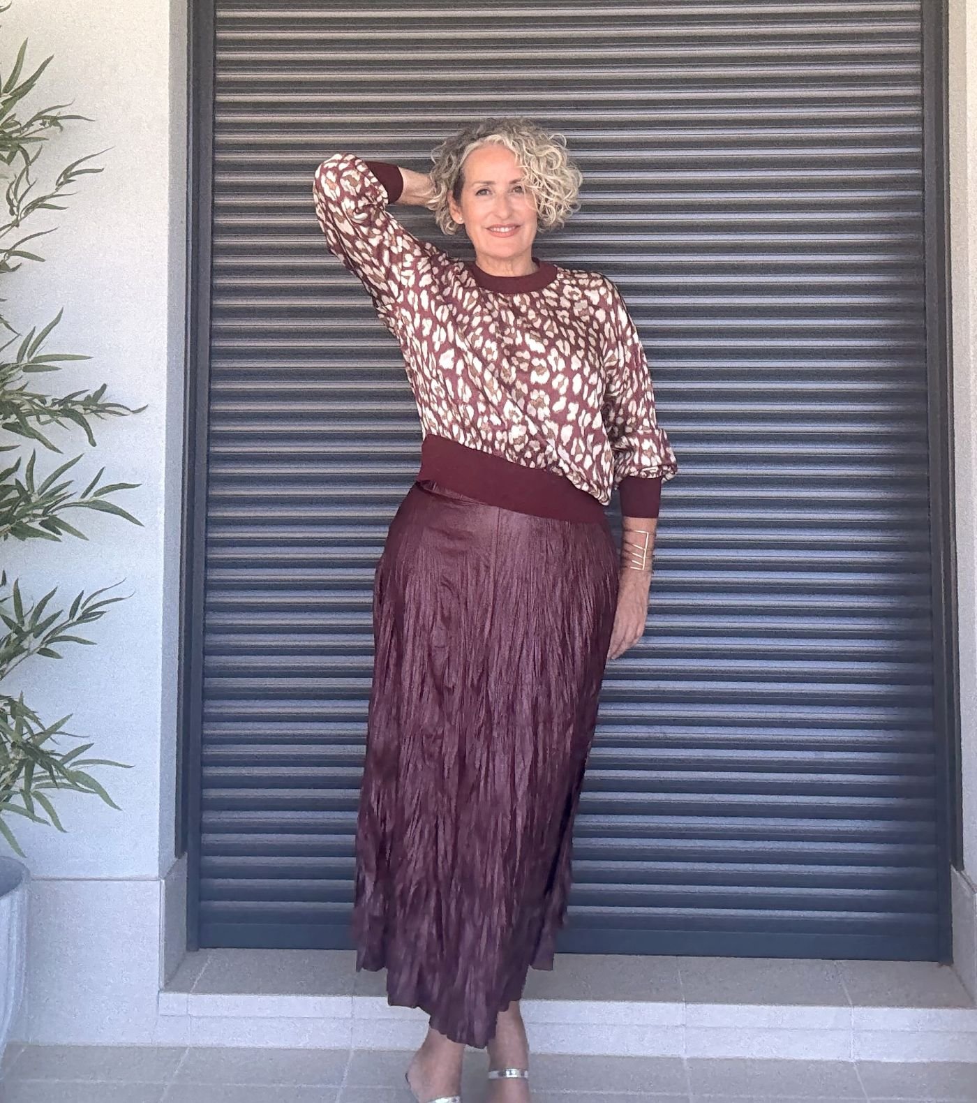 Falda efecto piel burdeos