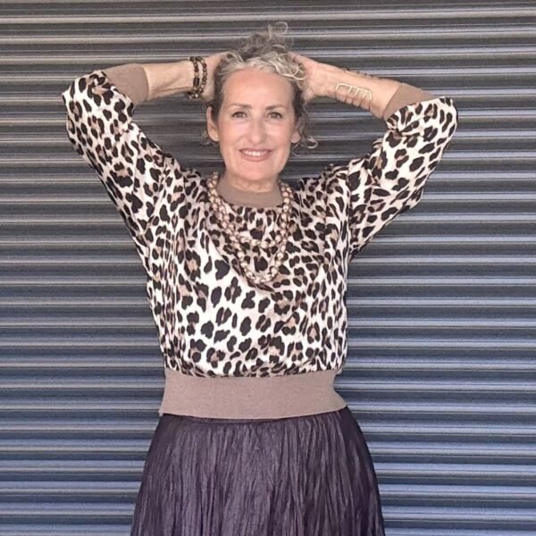 Falda efecto piel marron+sudadera Falda efecto piel marrón+sudadera animal marrón.