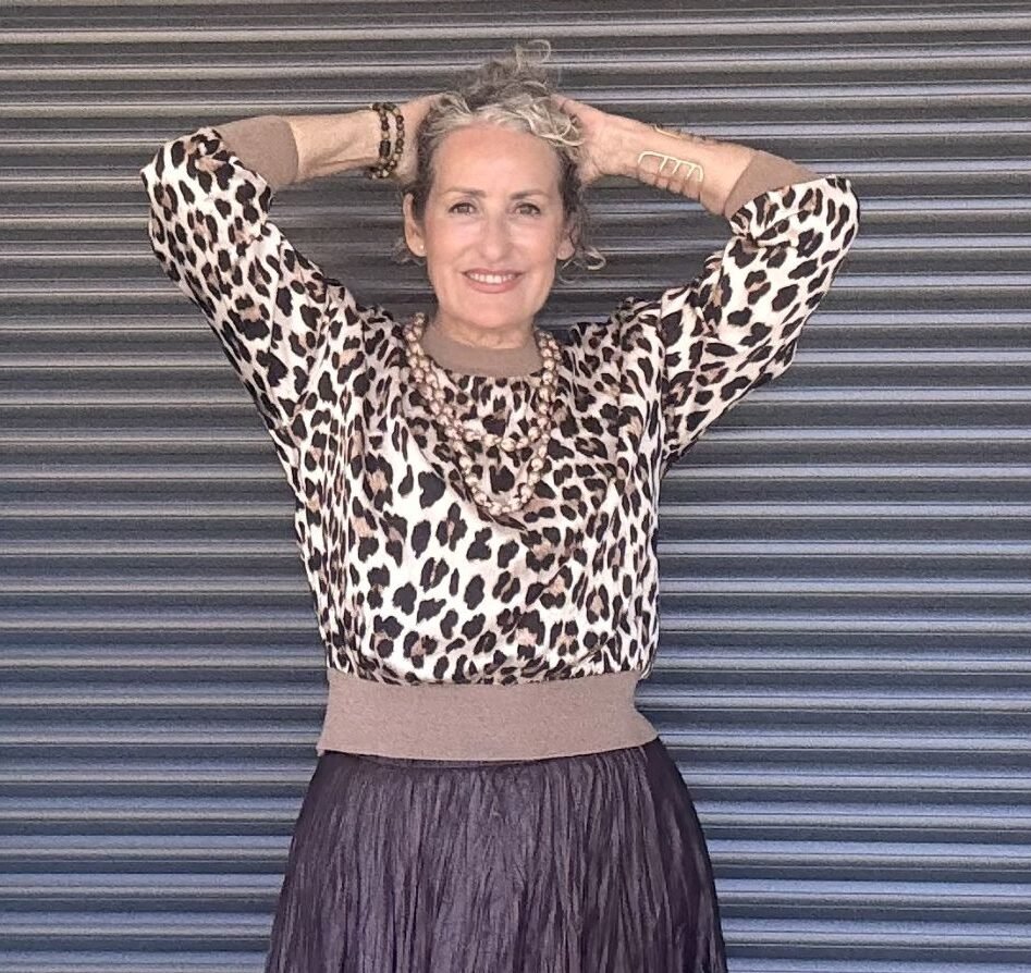 Falda efecto piel marrón+sudadera animal marrón.