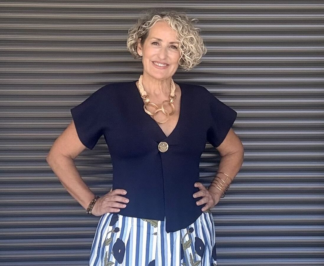 Chaqueta azul botnón dorado.