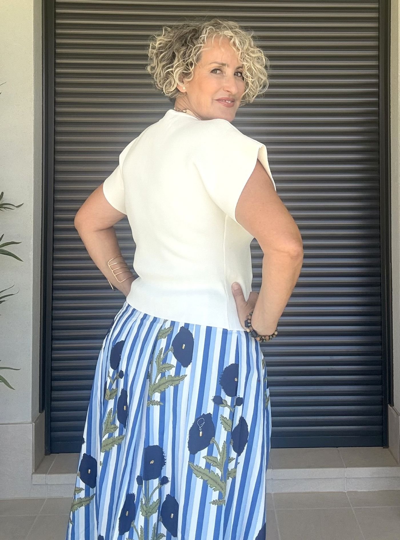 Falda tiro alto aurora+chaqueta blanca