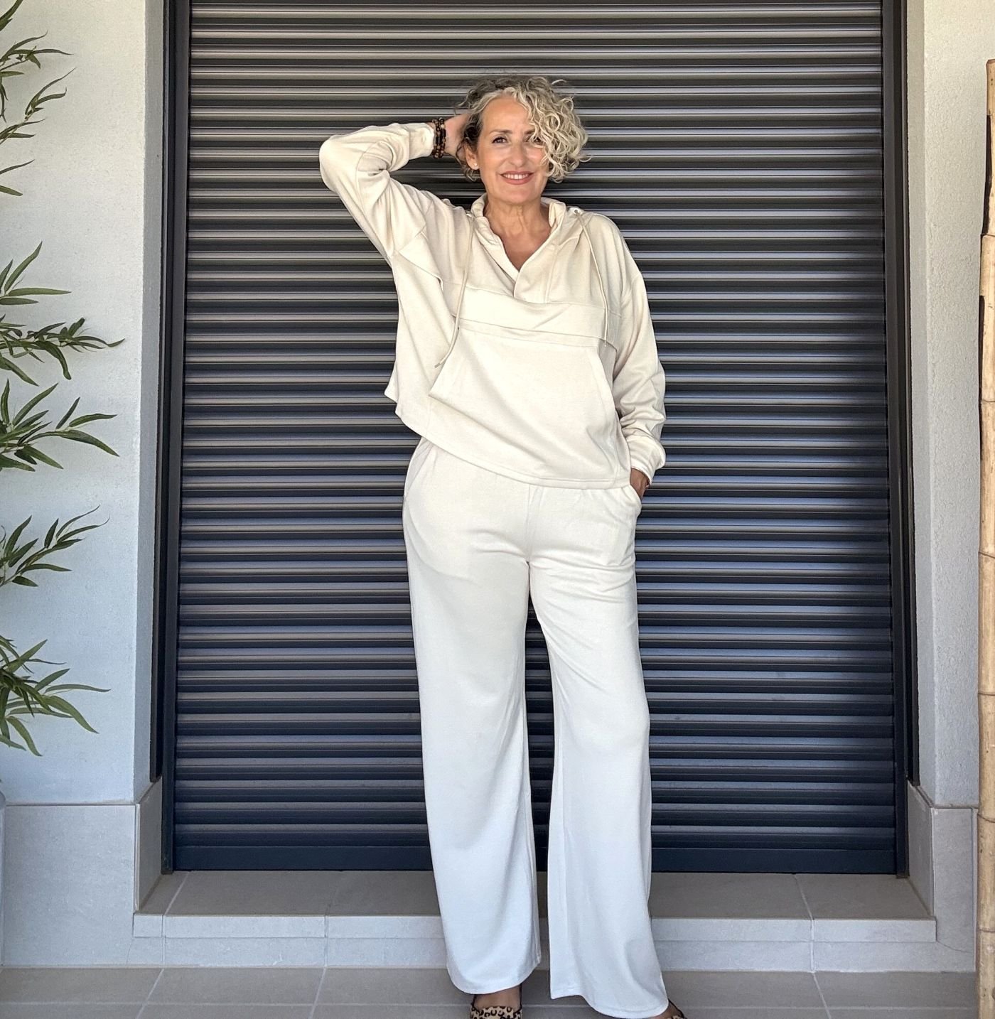 Sonia lleva el pantalón beige sport.