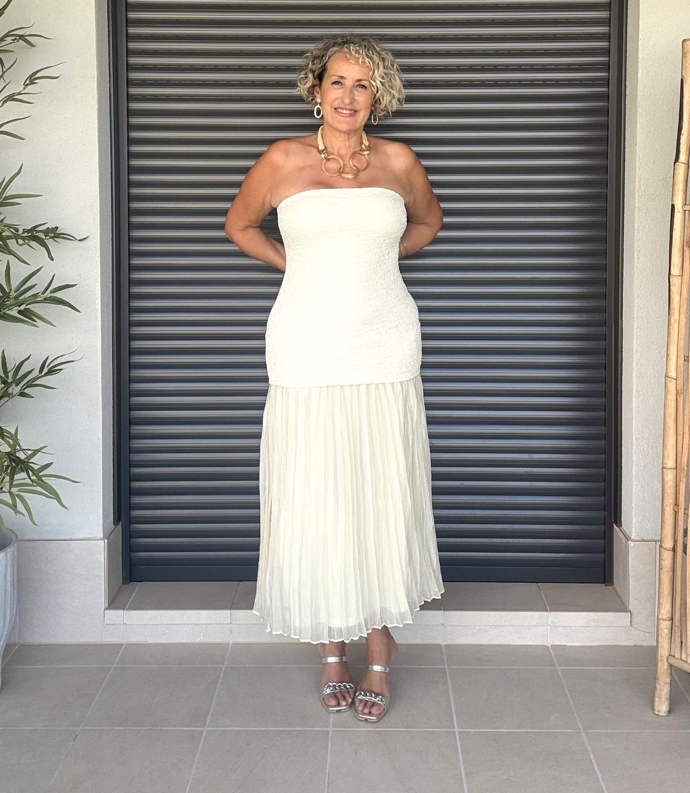 Vestido beige combinado plisado