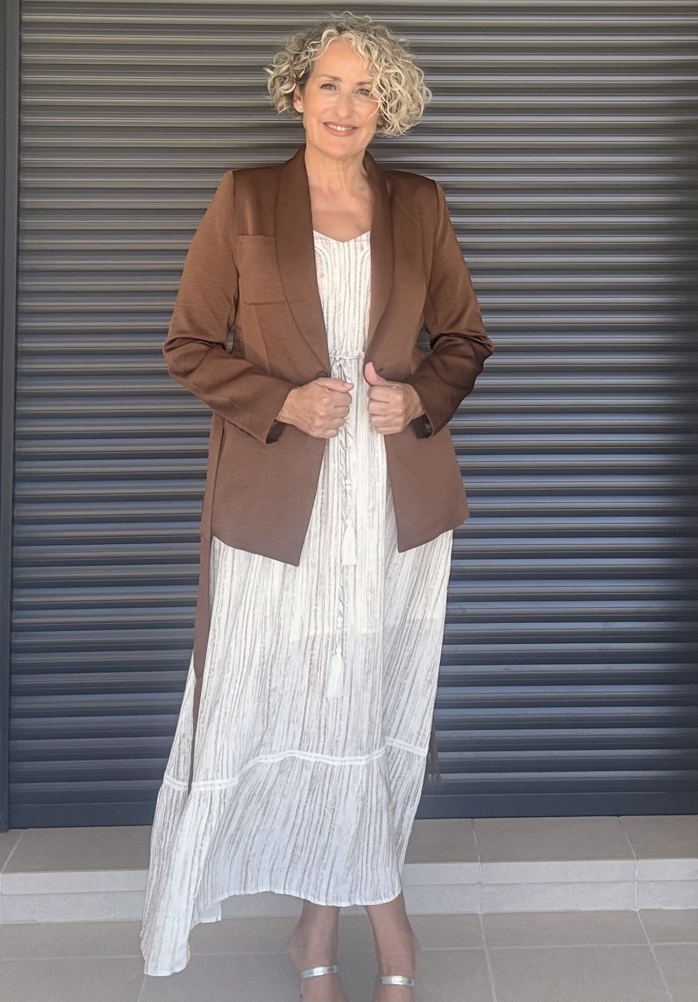 Blazer chocolate satinada.