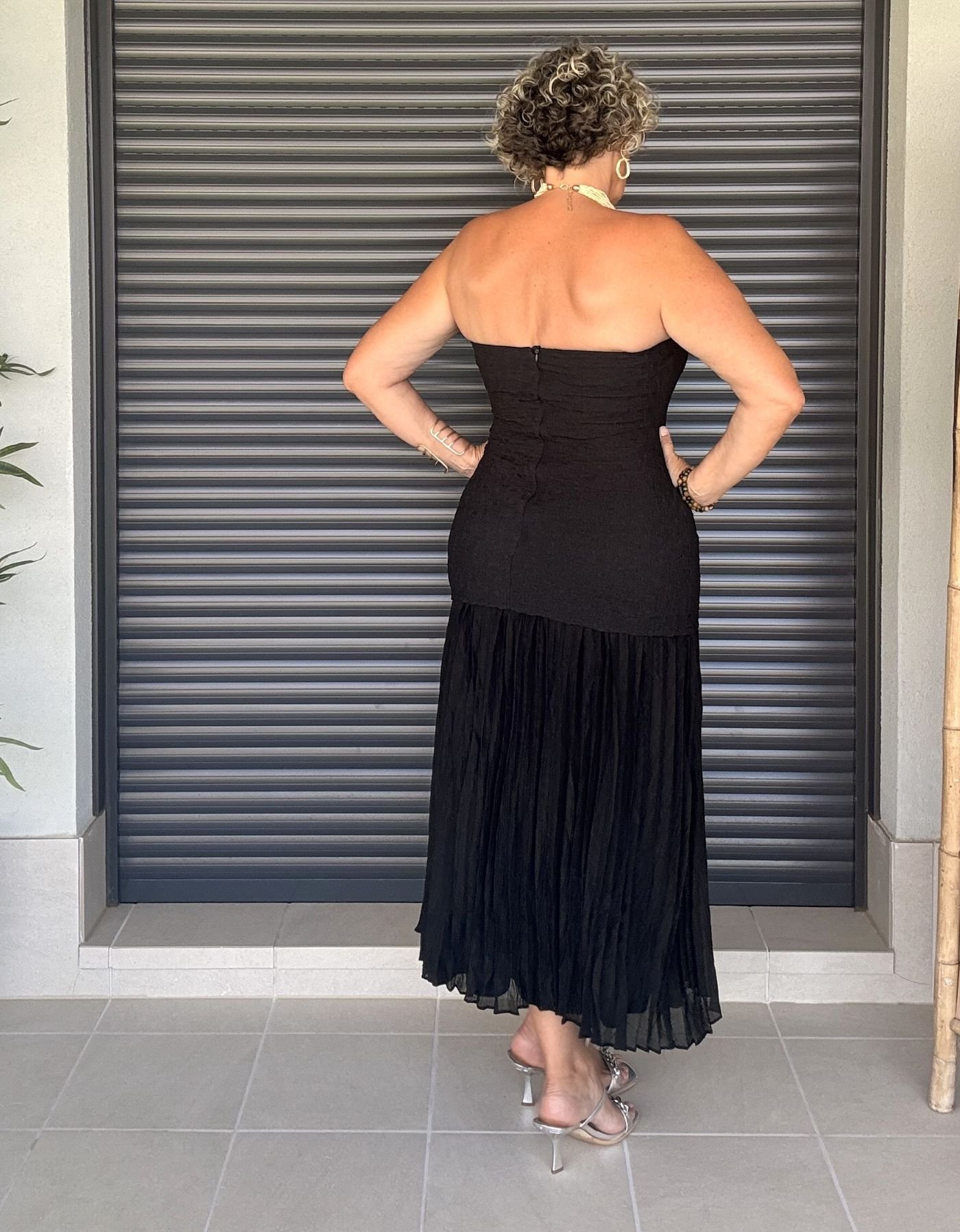 Vestido negro combinado plisado