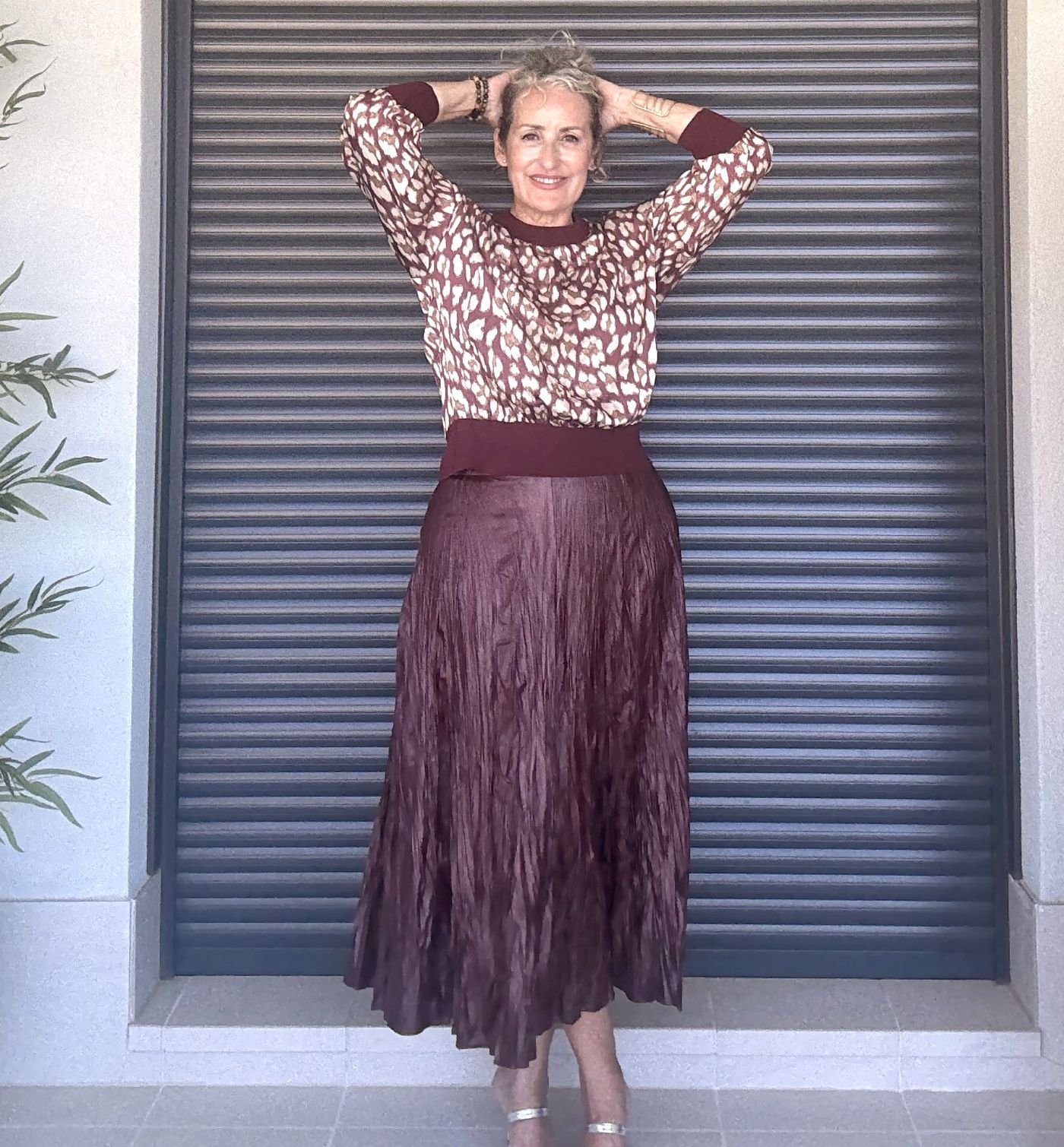 falda efecto piel burdeos