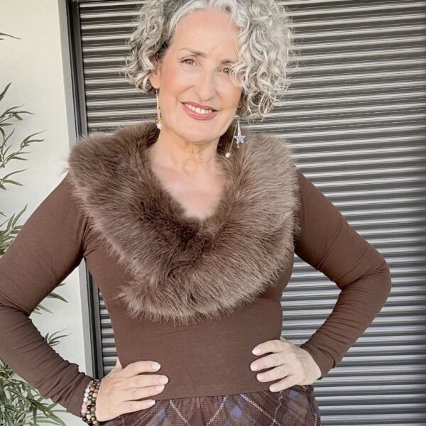 Camiseta Marrón Cuello Pelo