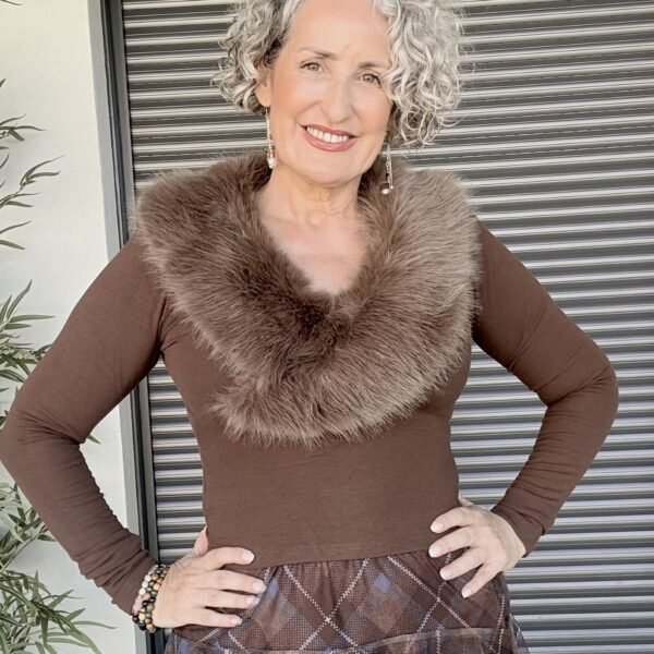 Camiseta Marrón Cuello Pelo Camiseta Marrón Cuello Pelo