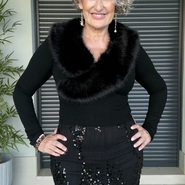 Camiseta Negra Cuello pelo Camiseta Negra Cuello pelo