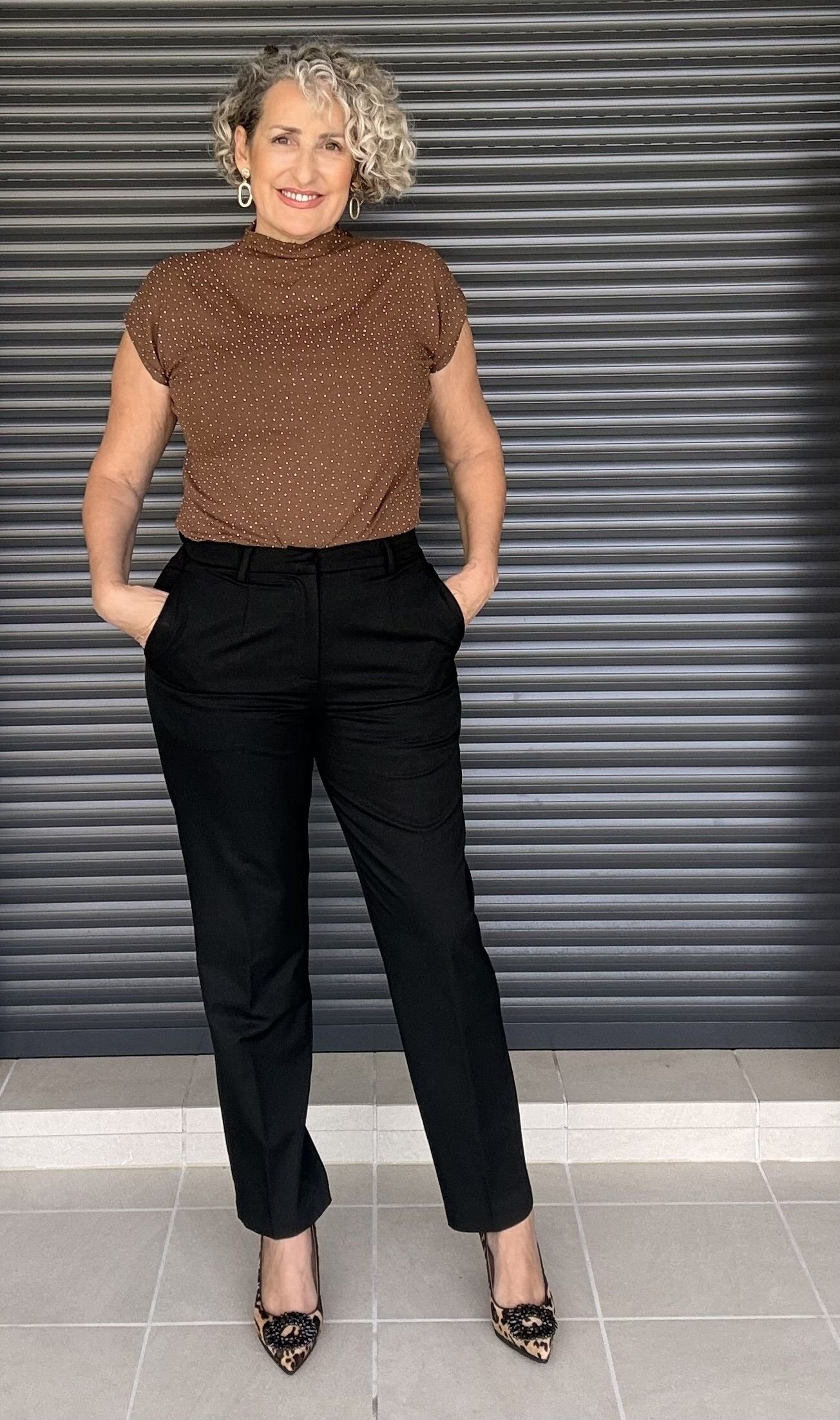 Top Marrón Circonitas+ pantalón negro vestir