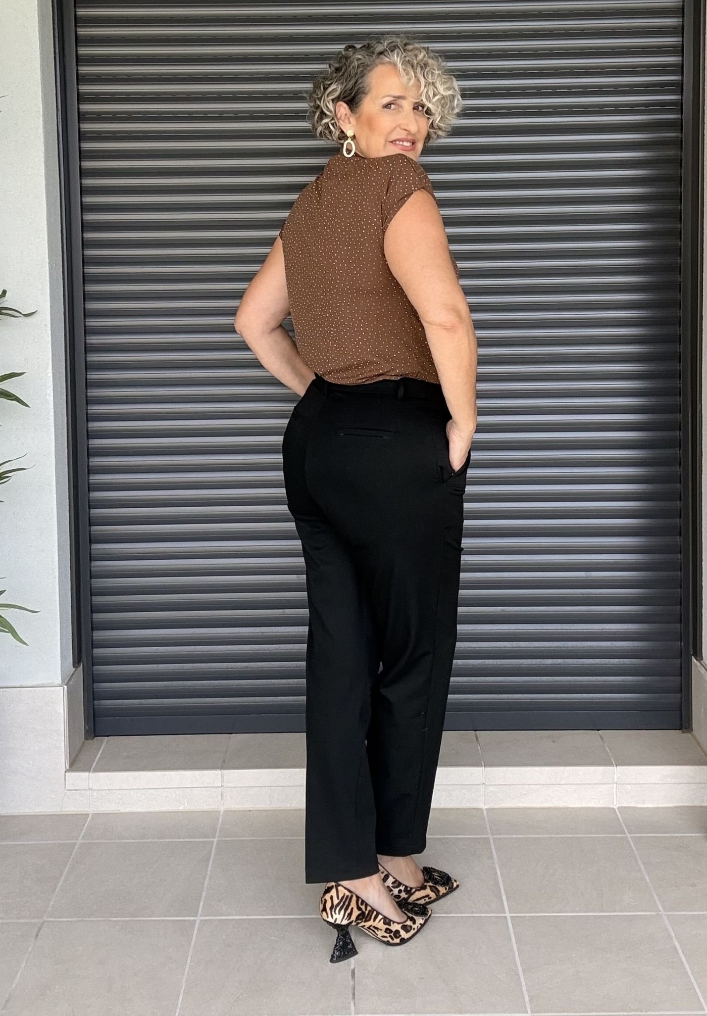 Top Marrón Circonitas+ pantalón negro vestir